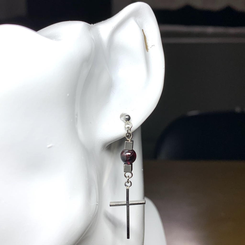 【1個売り】(訳あり)ガーネットとキューブとクロスのピアス
