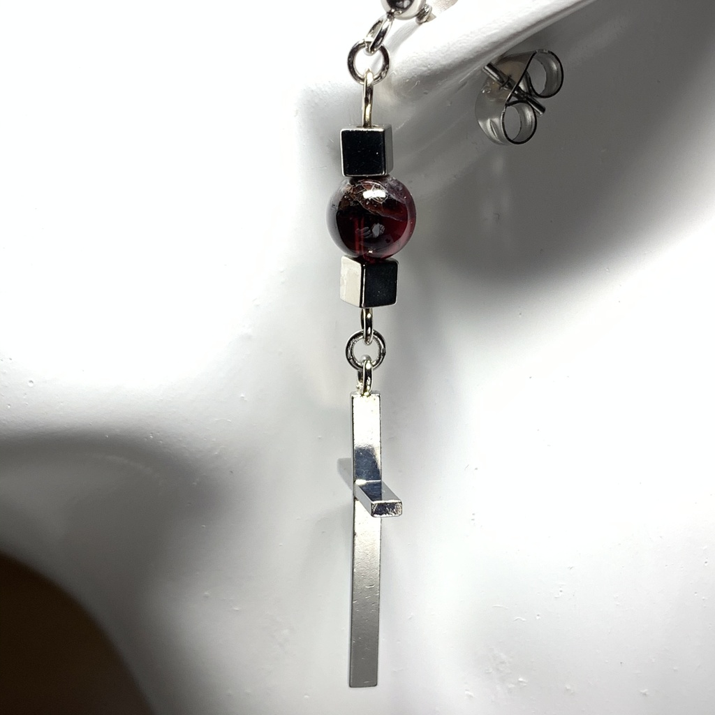 【1個売り】(訳あり)ガーネットとキューブとクロスのピアス