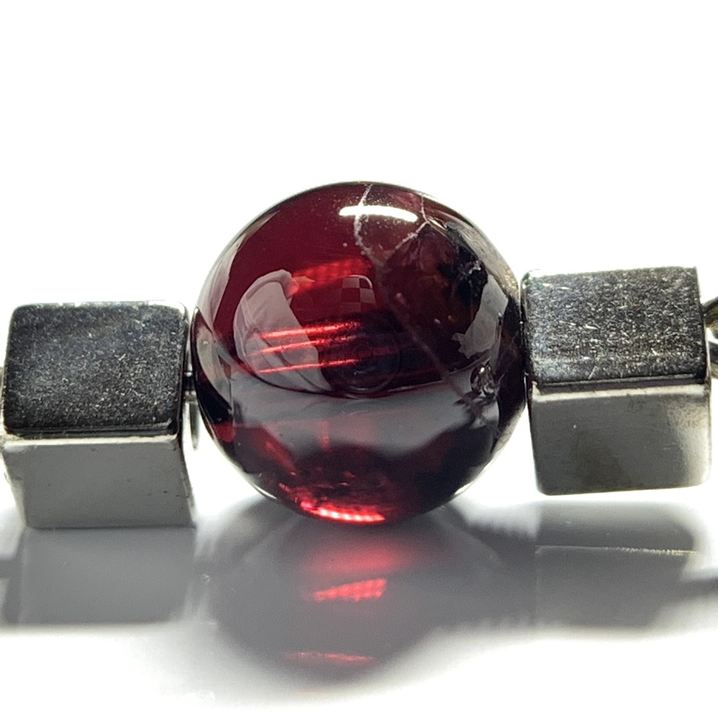 【1個売り】(訳あり)ガーネットとキューブとクロスのピアス