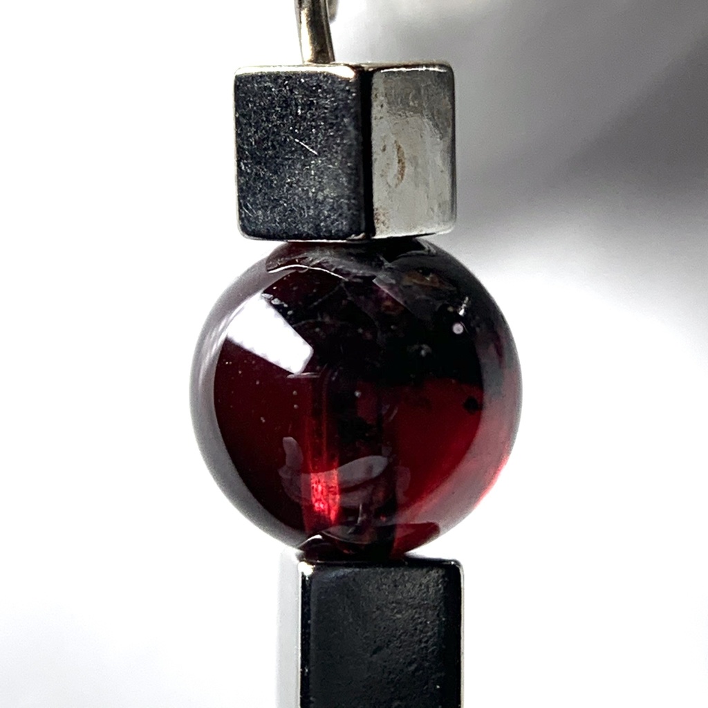 【1個売り】(訳あり)ガーネットとキューブとクロスのピアス