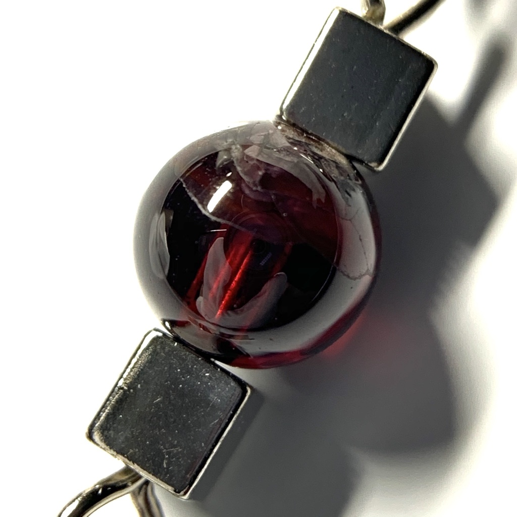 【1個売り】(訳あり)ガーネットとキューブとクロスのピアス