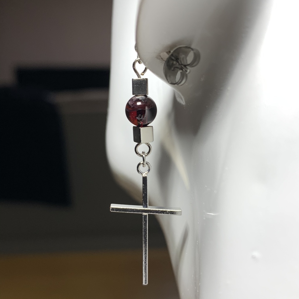 【1個売り】(訳あり)ガーネットとキューブとクロスのピアス