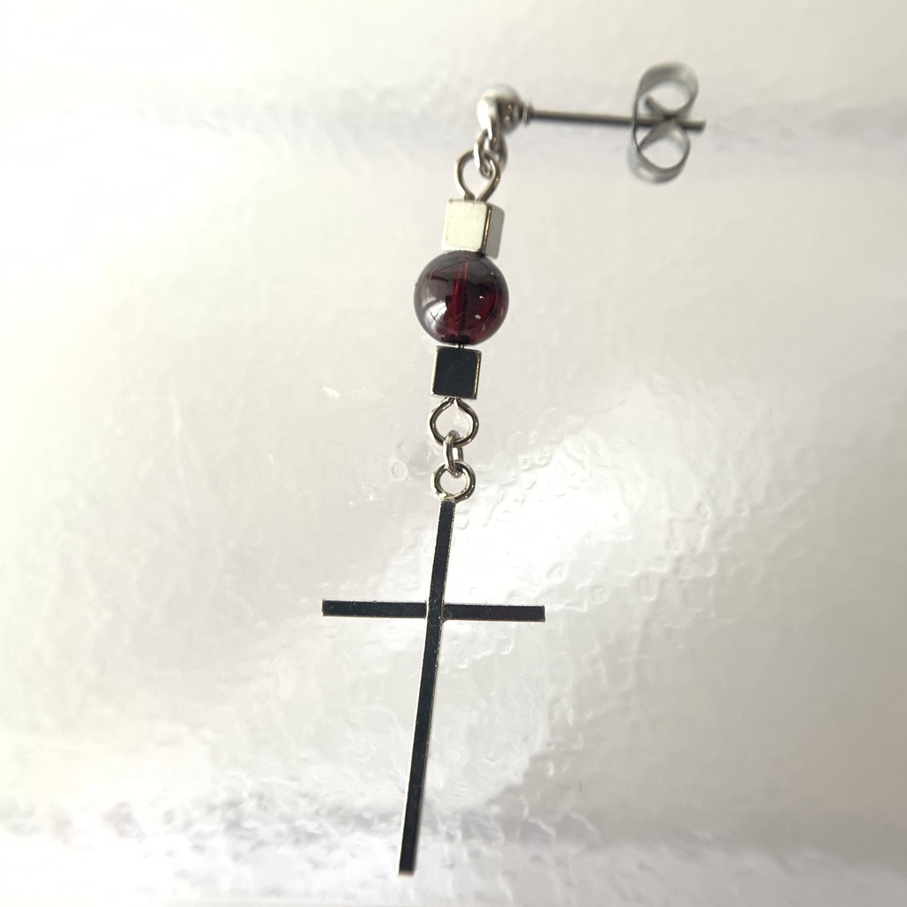 【1個売り】(訳あり)ガーネットとキューブとクロスのピアス