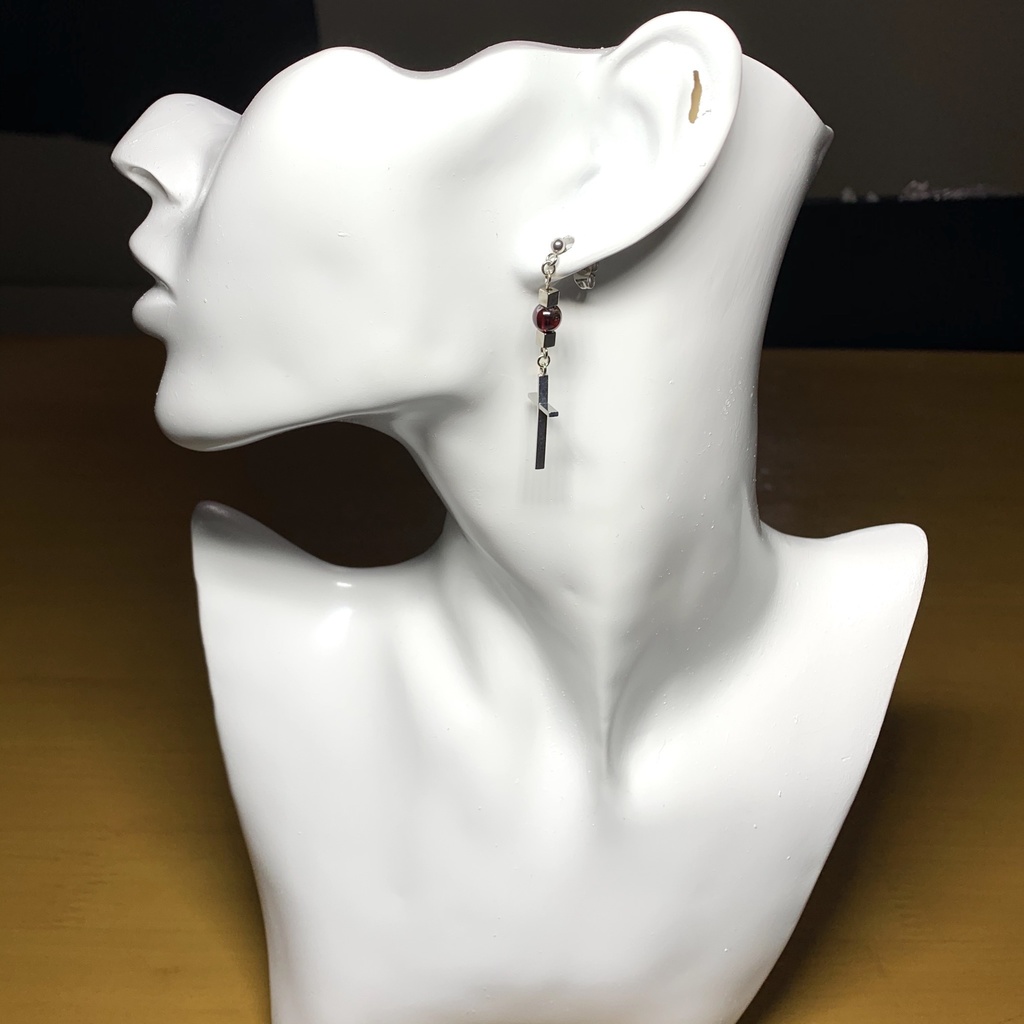 【1個売り】(訳あり)ガーネットとキューブとクロスのピアス