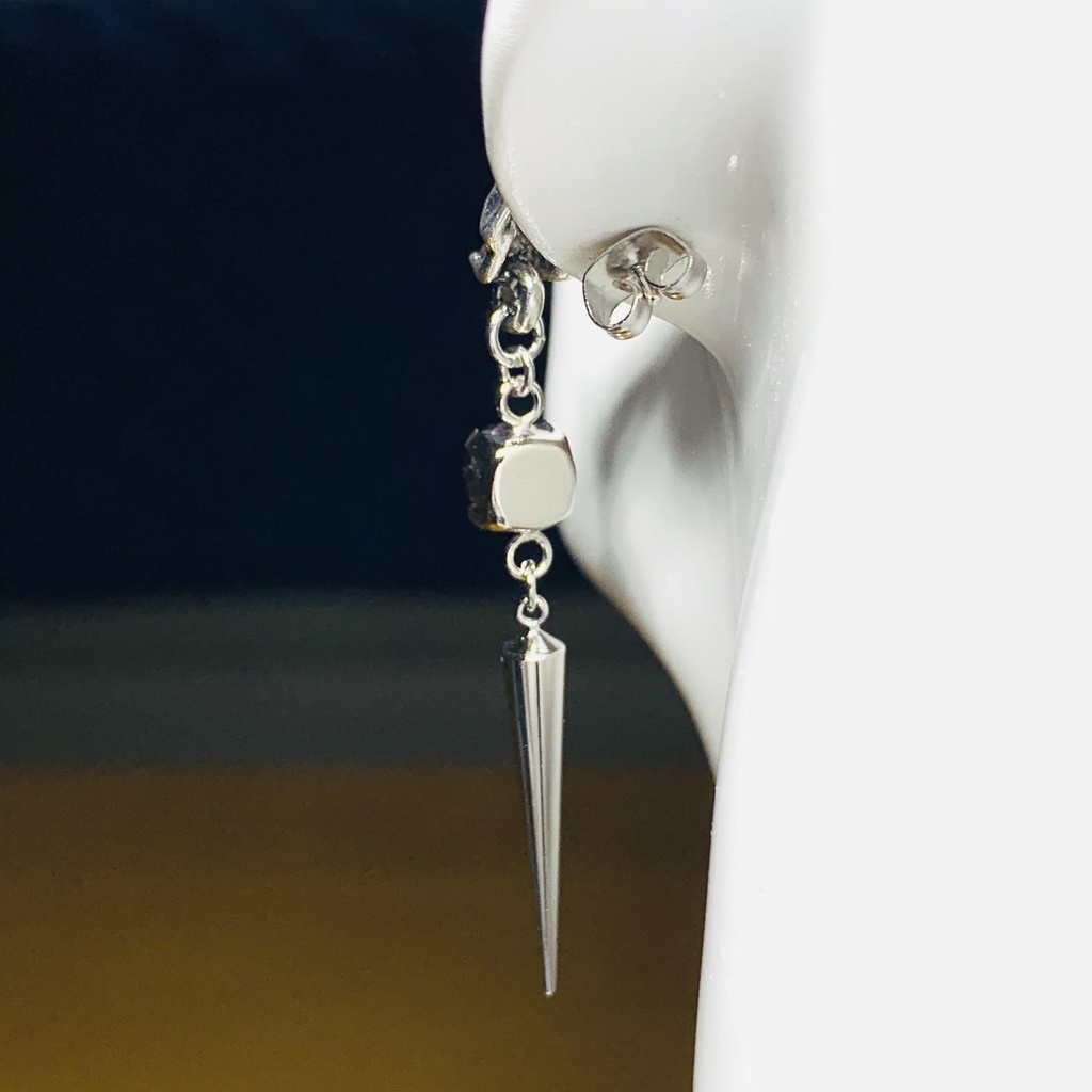 【1個売り】(試作品)ガーネットとスカルとスパイクのピアス