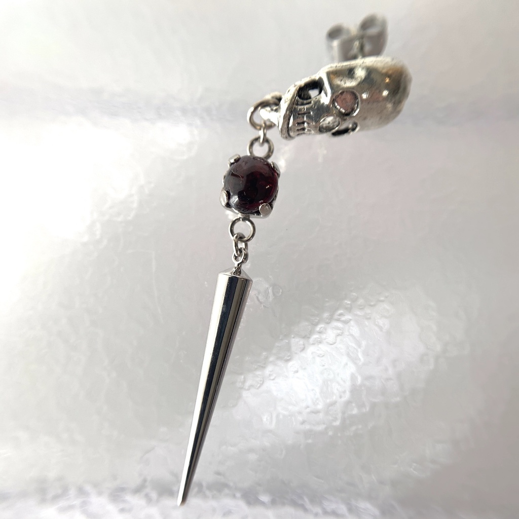 【1個売り】(試作品)ガーネットとスカルとスパイクのピアス