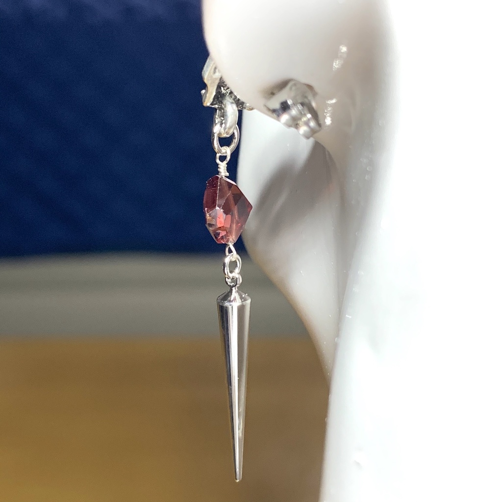 【1個売り】ガーネットとスカルとスパイクのピアス
