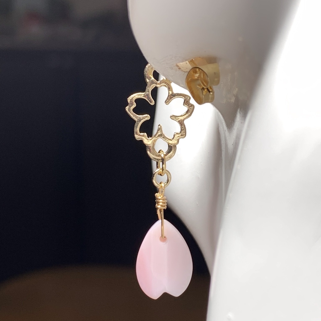 【1個売り】クィーンコンクシェルの桜ピアス