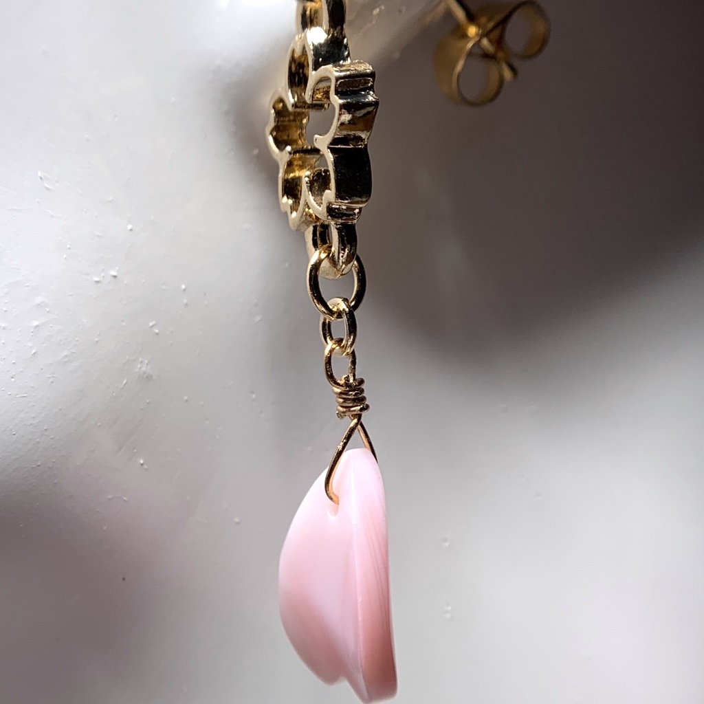 【1個売り】クィーンコンクシェルの桜ピアス