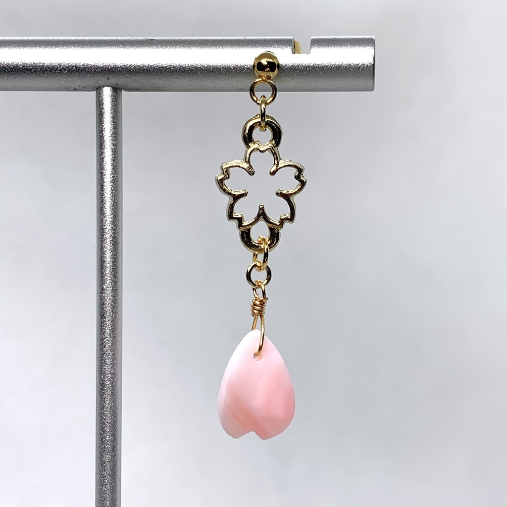 【1個売り】クィーンコンクシェルの桜ピアス