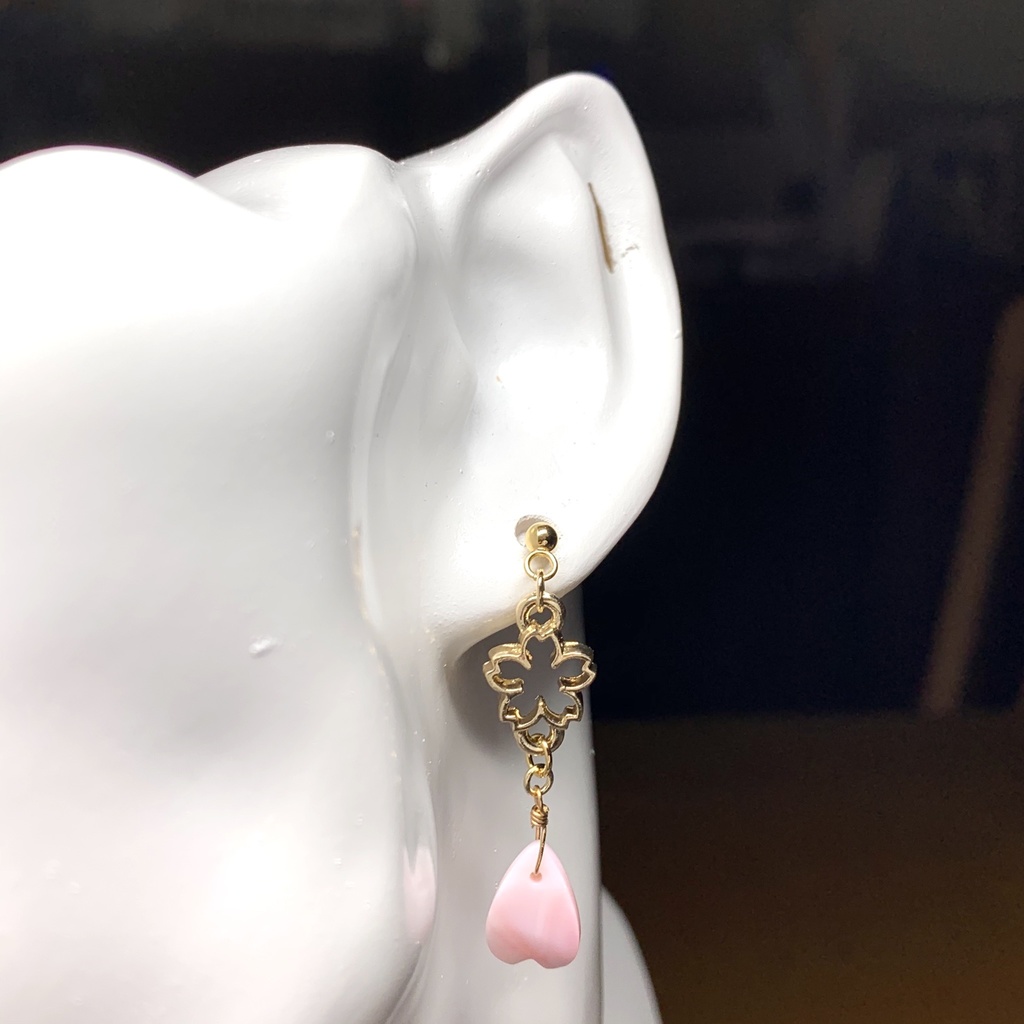 【1個売り】クィーンコンクシェルの桜ピアス