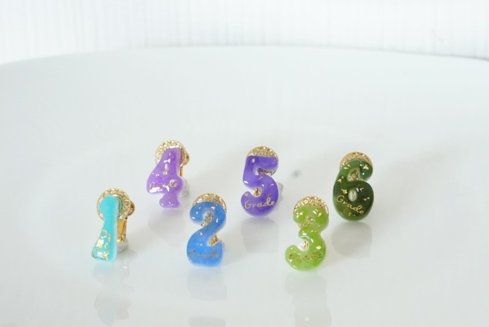 学年カラー!数字のイヤーアクセサリー