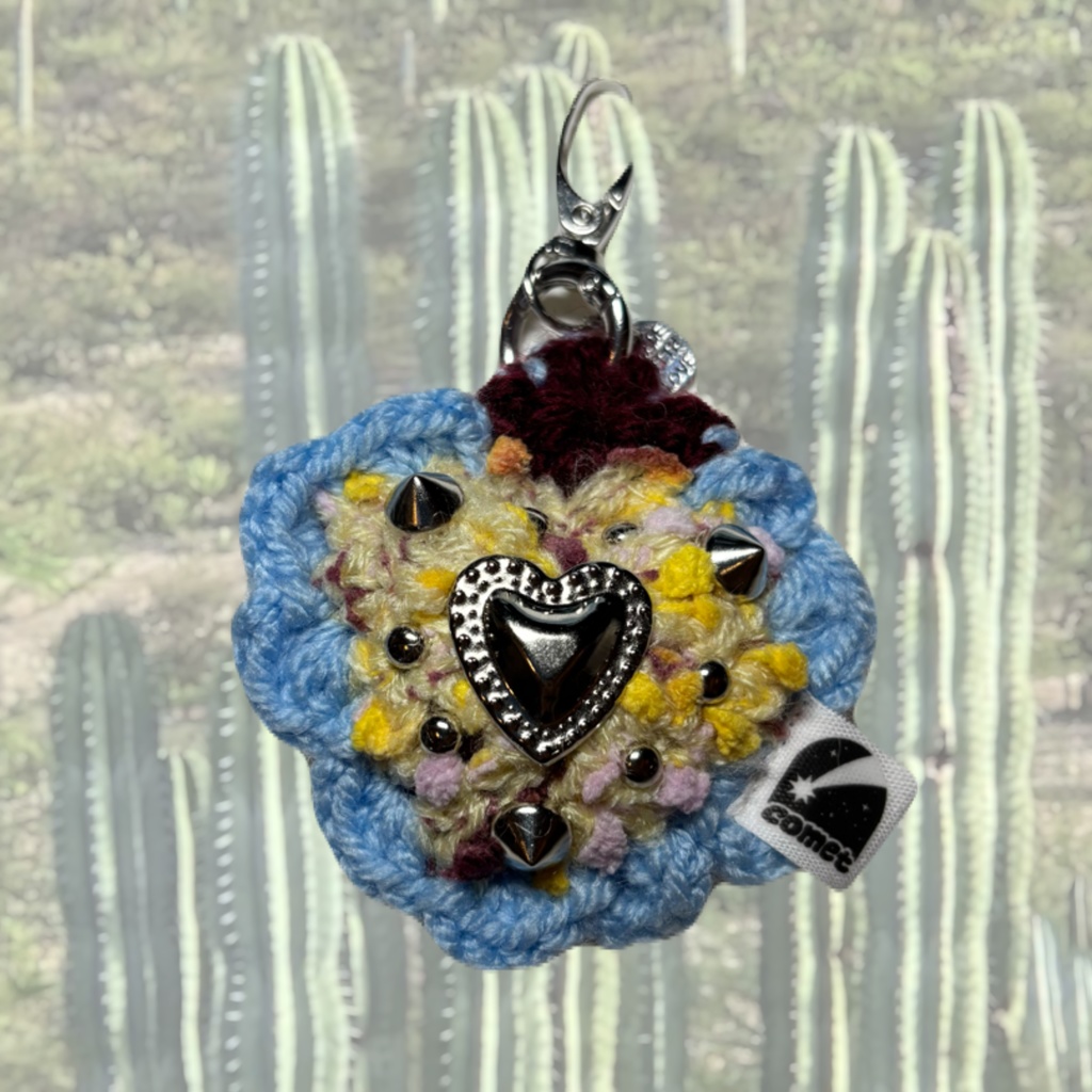 コラソンお守りキーホルダー　ライトイエローベースのポンポン×ライトブルー