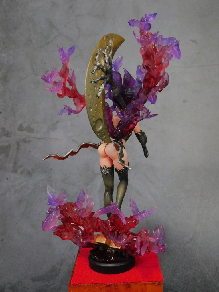 「コウモリ娘と月」