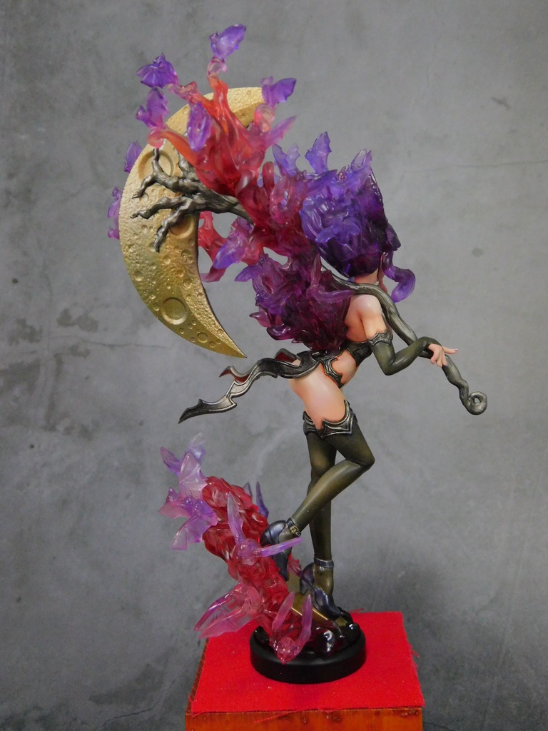 「コウモリ娘と月」