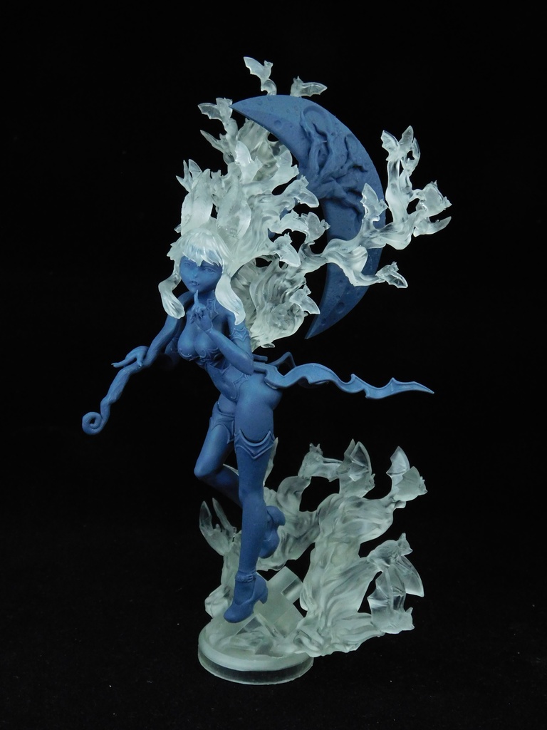 「コウモリ娘と月」