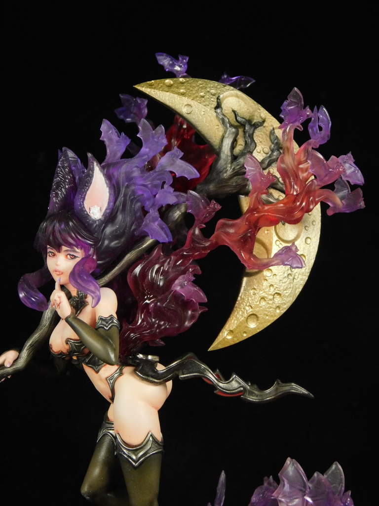 「コウモリ娘と月」