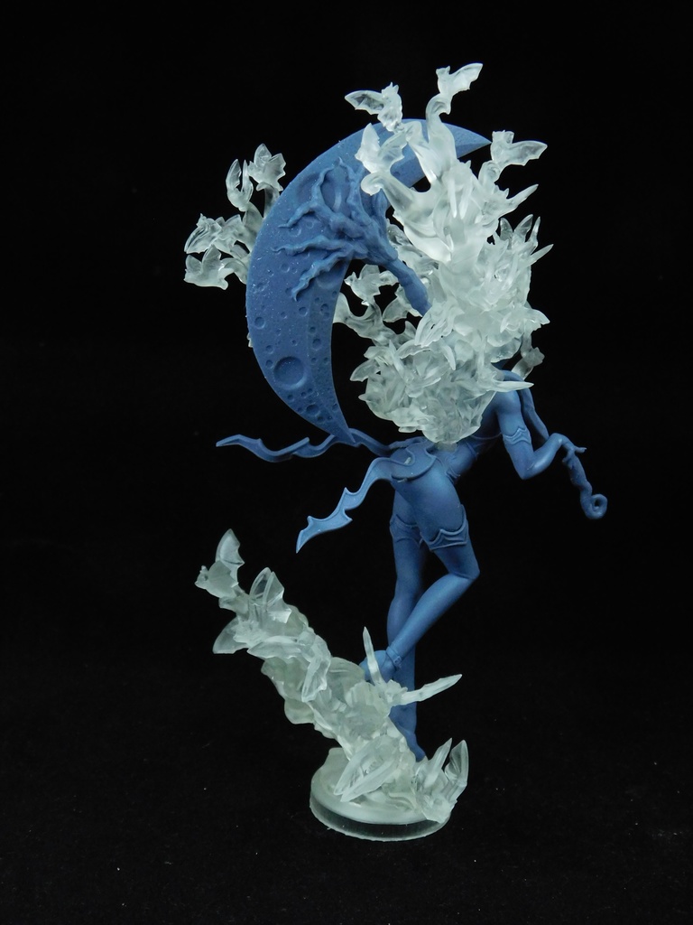 「コウモリ娘と月」