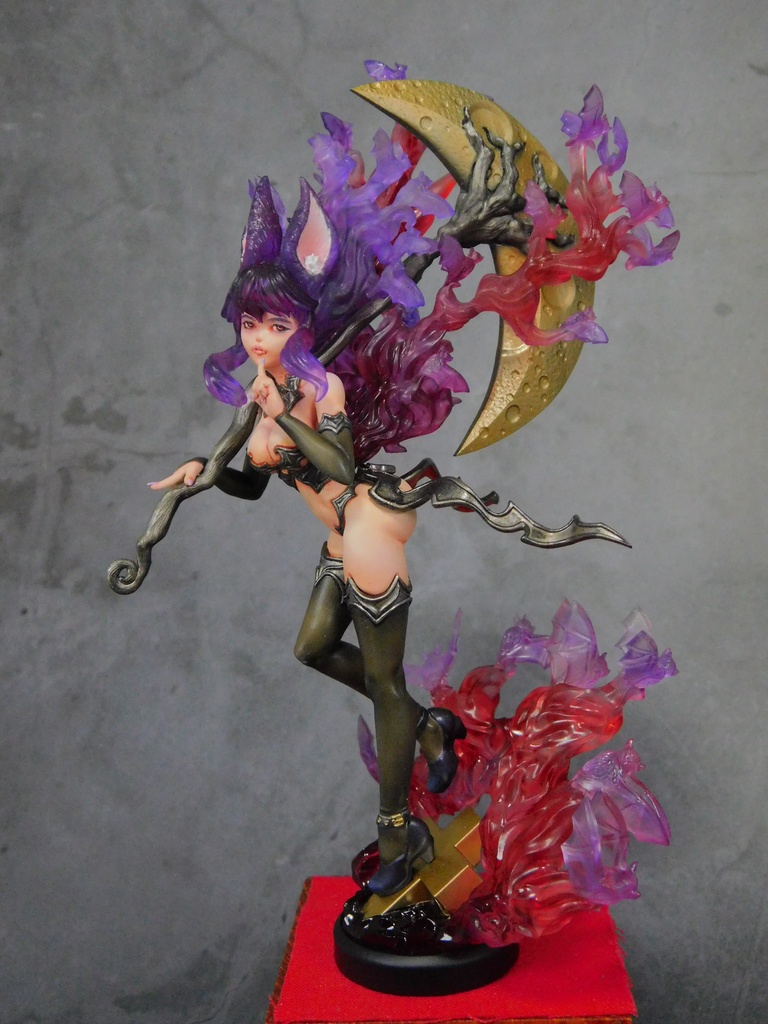 「コウモリ娘と月」