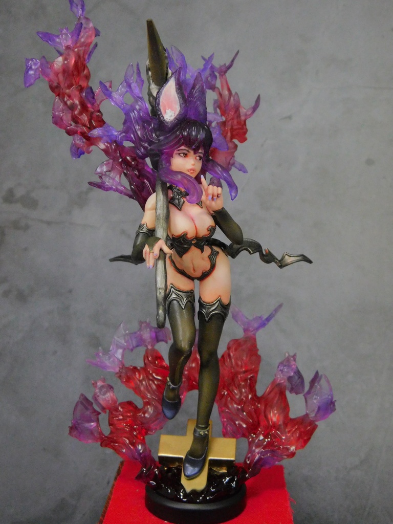 「コウモリ娘と月」