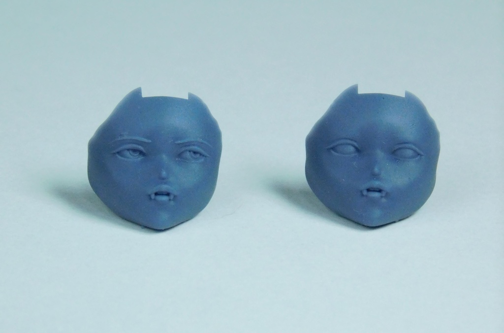 「コウモリ娘と月」