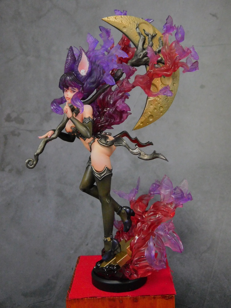 「コウモリ娘と月」