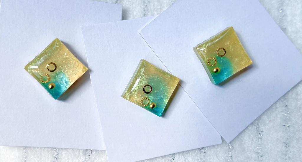 緋八マナ(片耳)