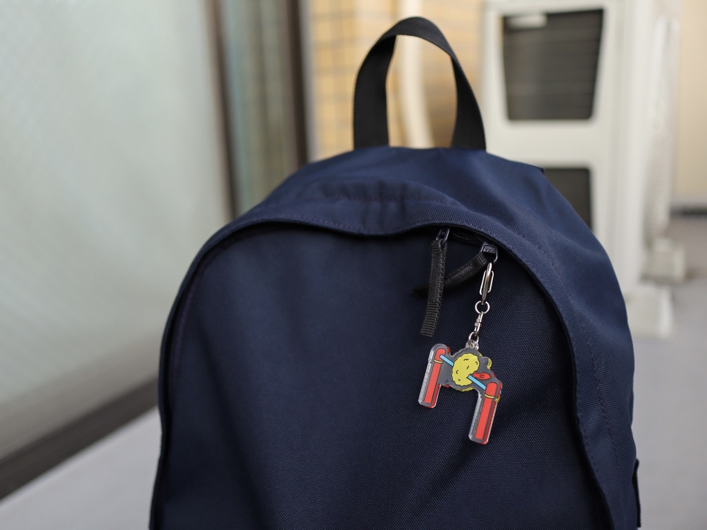 逆上がりするエビフライのキーホルダー。