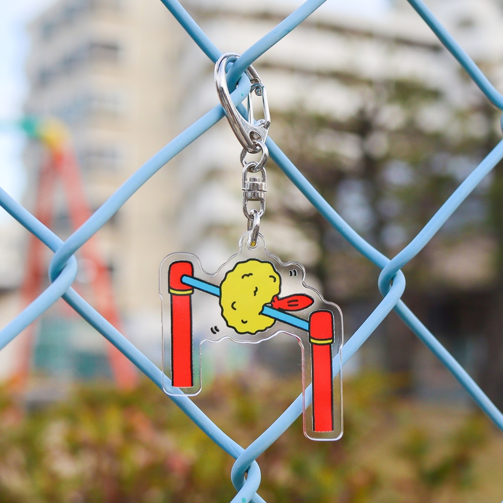 逆上がりするエビフライのキーホルダー。