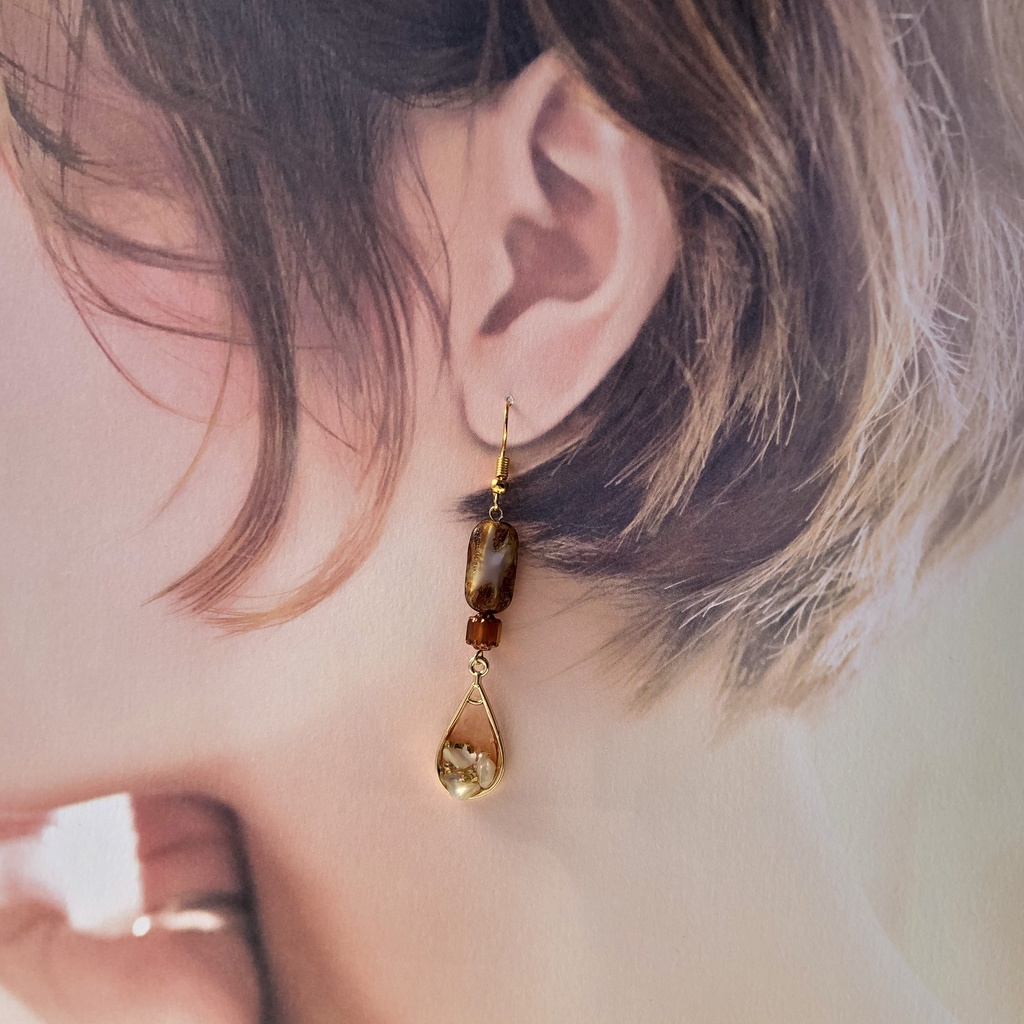 砂漠の踊り子の耳飾り 揺れるレジンパーツとチェコビーズのピアス/イヤリング