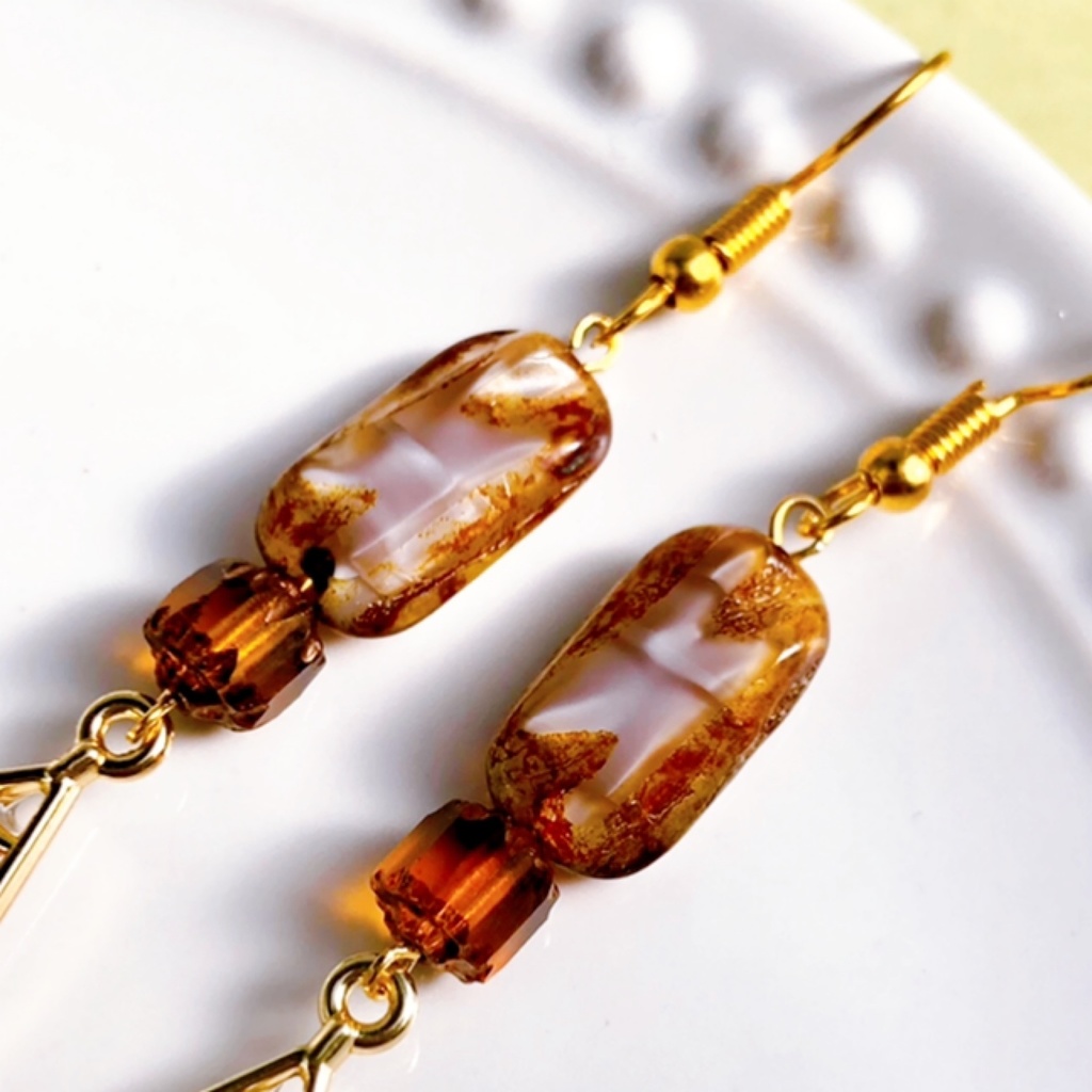 砂漠の踊り子の耳飾り 揺れるレジンパーツとチェコビーズのピアス/イヤリング