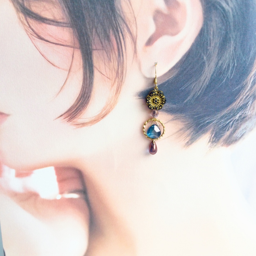 夜に咲く青 美しいブルー華やぐチェコビーズのピアス/イヤリング