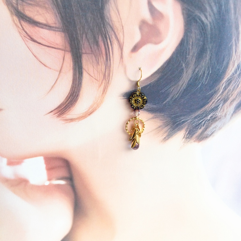 夜に咲く青 美しいブルー華やぐチェコビーズのピアス/イヤリング