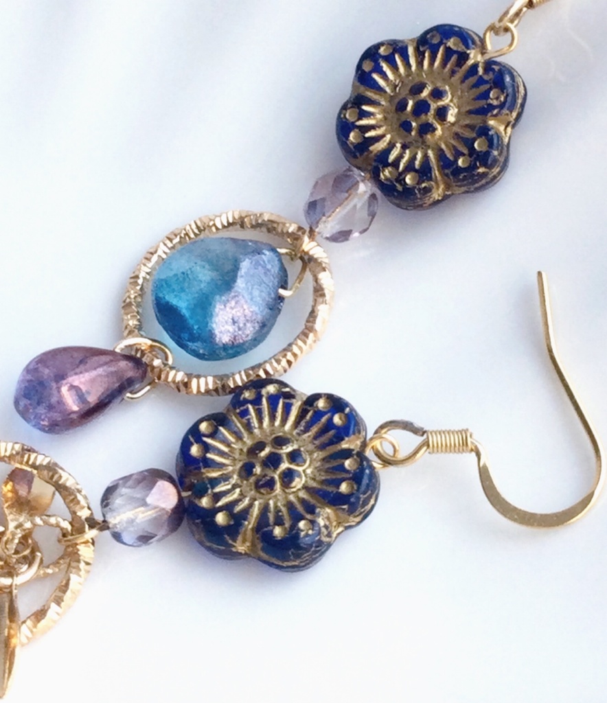 夜に咲く青 美しいブルー華やぐチェコビーズのピアス/イヤリング