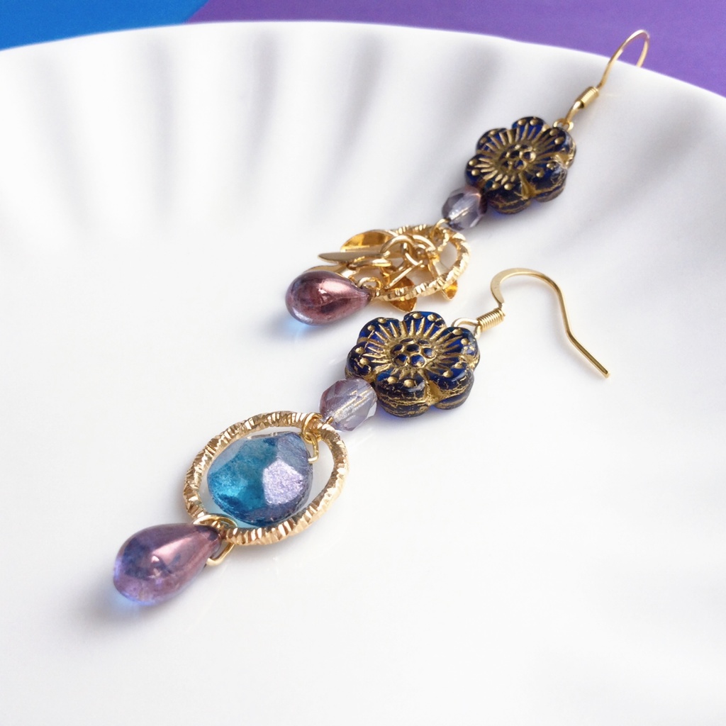 夜に咲く青 美しいブルー華やぐチェコビーズのピアス/イヤリング