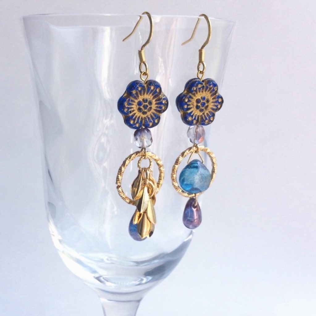 夜に咲く青 美しいブルー華やぐチェコビーズのピアス/イヤリング