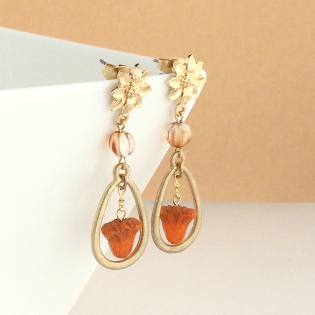 Lady OrangeーSwing Lillyー 揺れるチェコリリー×ゴールドフラワーのピアス