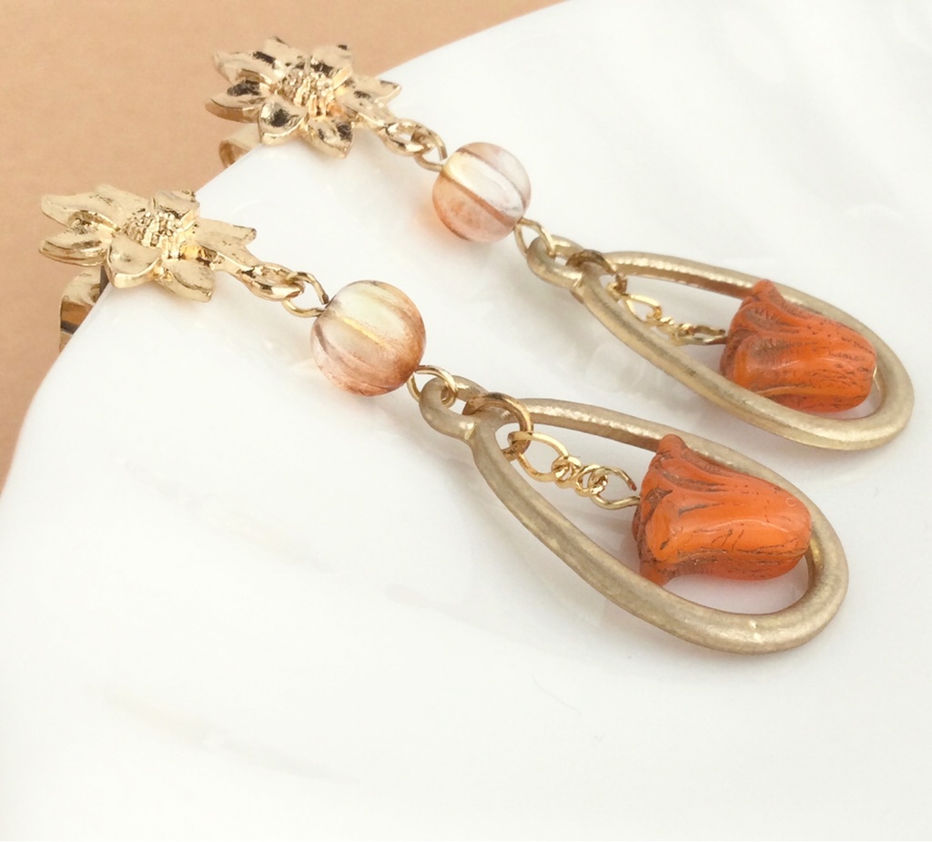 Lady OrangeーSwing Lillyー 揺れるチェコリリー×ゴールドフラワーのピアス