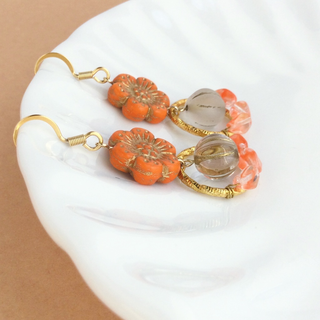 Lady OrangeーAntique Wreatheーチェコビーズとゴールドフープのピアス/イヤリング