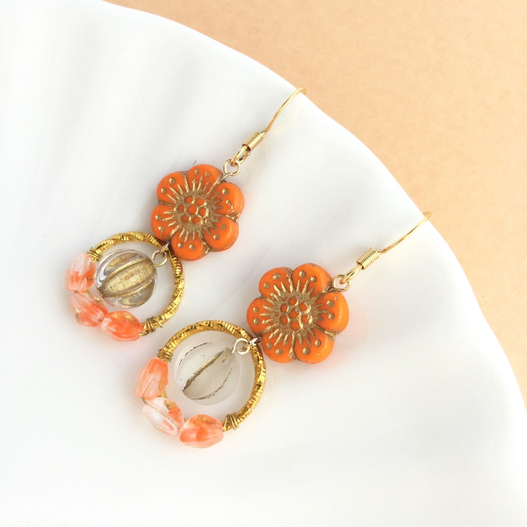 Lady OrangeーAntique Wreatheーチェコビーズとゴールドフープのピアス/イヤリング