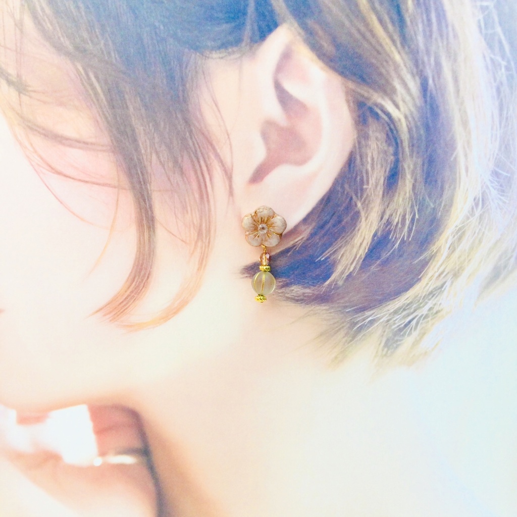 春の兆し 桜とパンプキンチェコビーズの春色ピアス/イヤリング