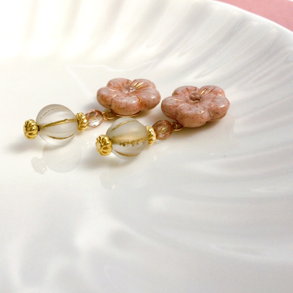 春の兆し 桜とパンプキンチェコビーズの春色ピアス/イヤリング