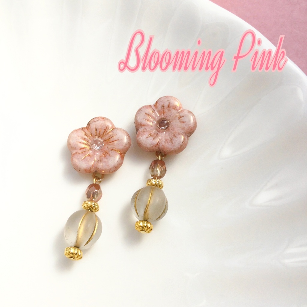 春の兆し 桜とパンプキンチェコビーズの春色ピアス/イヤリング