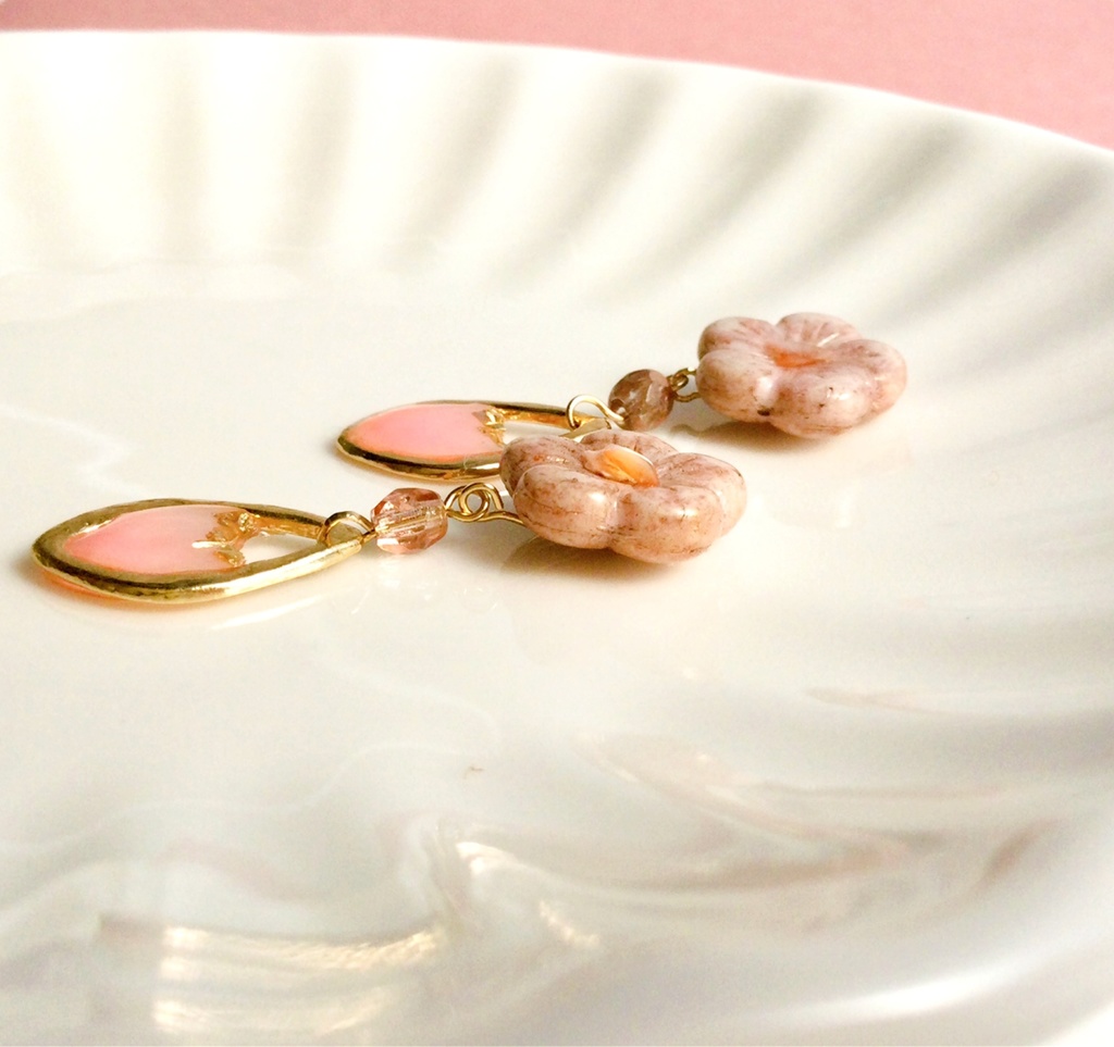 桜の雫 桜のチェコビーズとドロップレジンパーツのピアス/イヤリング