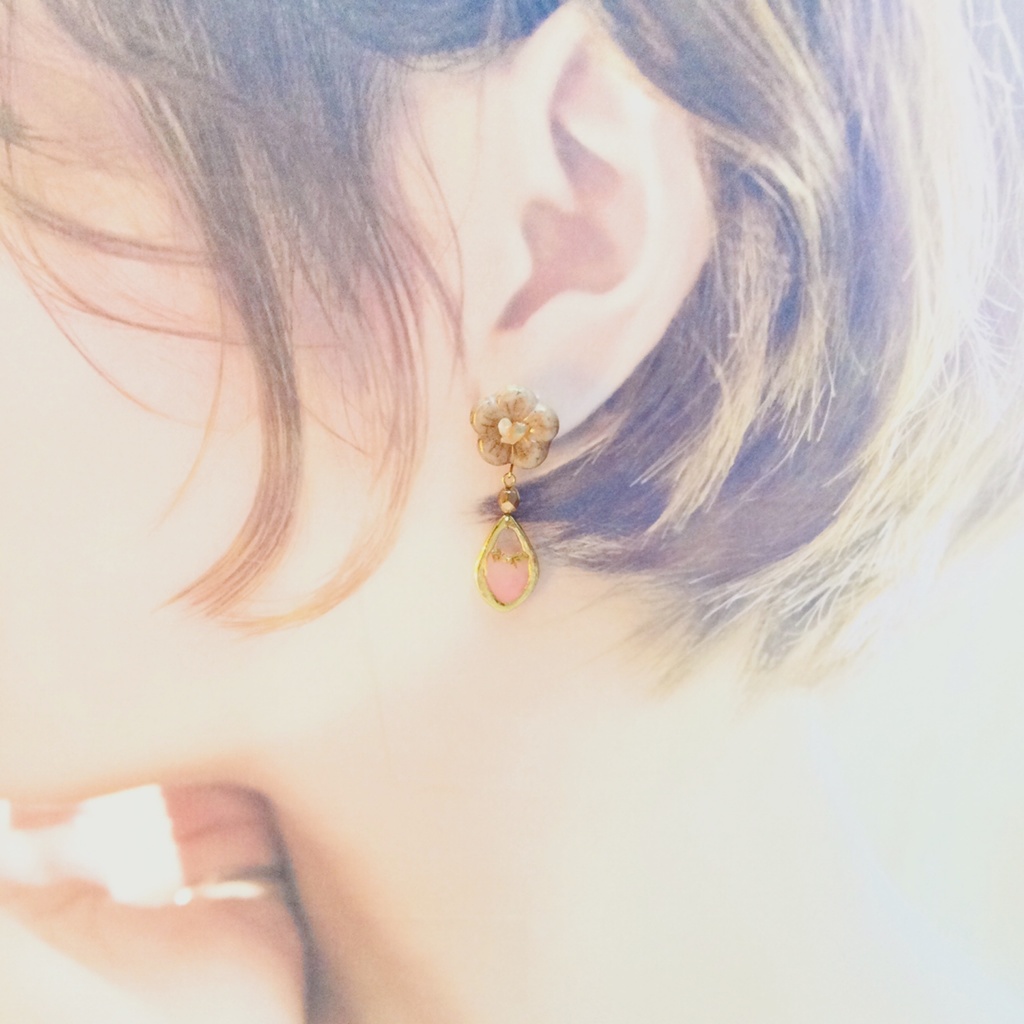 桜の雫 桜のチェコビーズとドロップレジンパーツのピアス/イヤリング