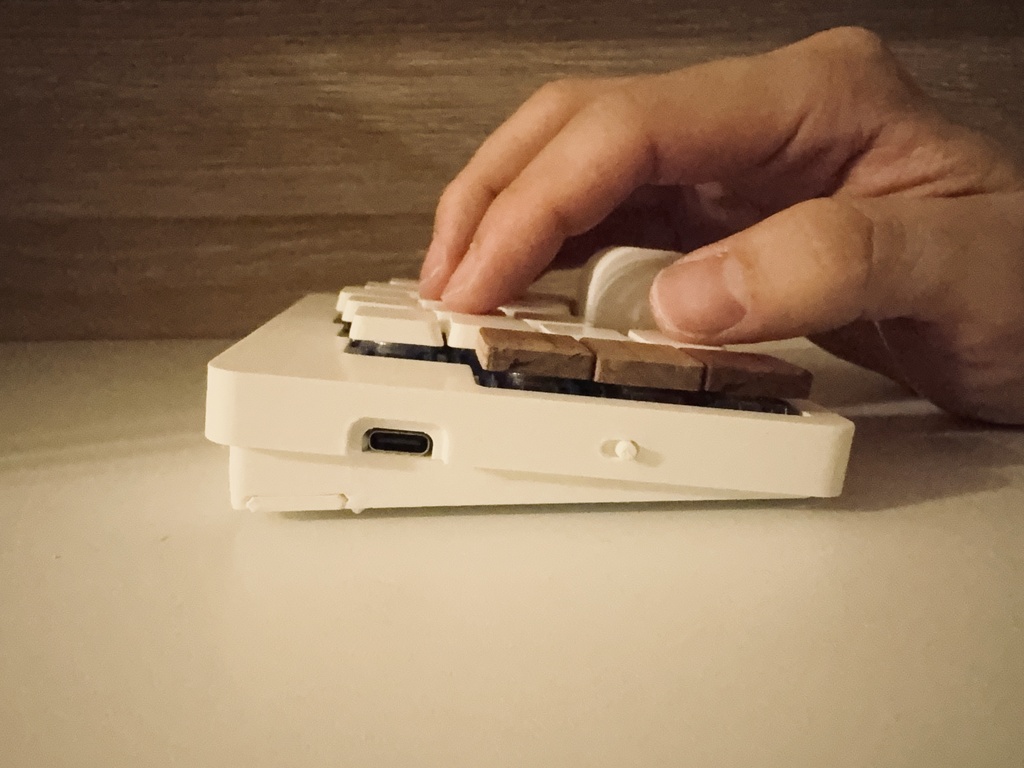 BobTailESC ─ トラックボール付きワイヤレス分割キーボード【完成品・はんだ付け不要】