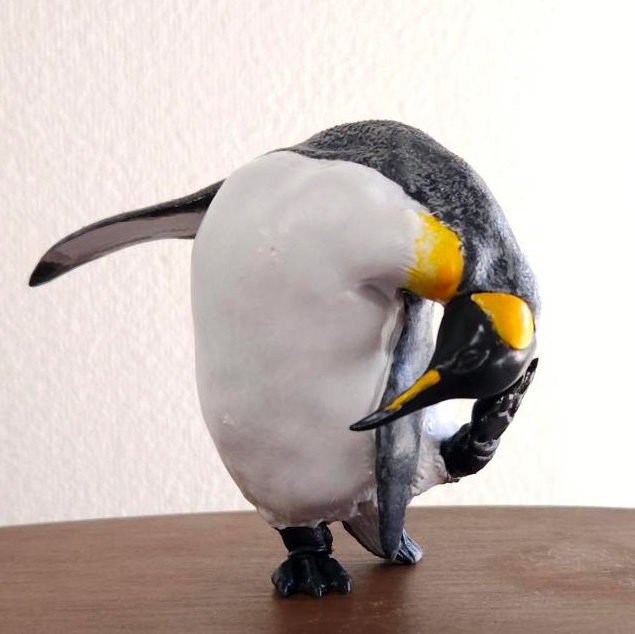 頭をかくキングペンギン（立ち）