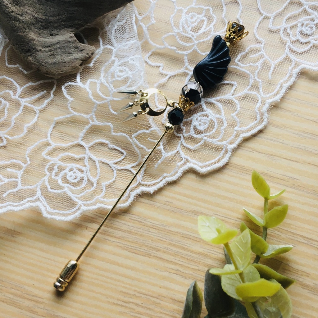 魔法の杖のようなハットピン◆黒い翼