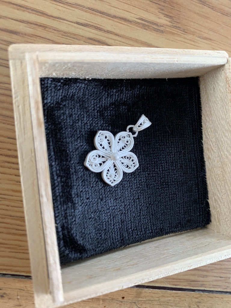 唐花紋様銀線細工ペンダントトップ