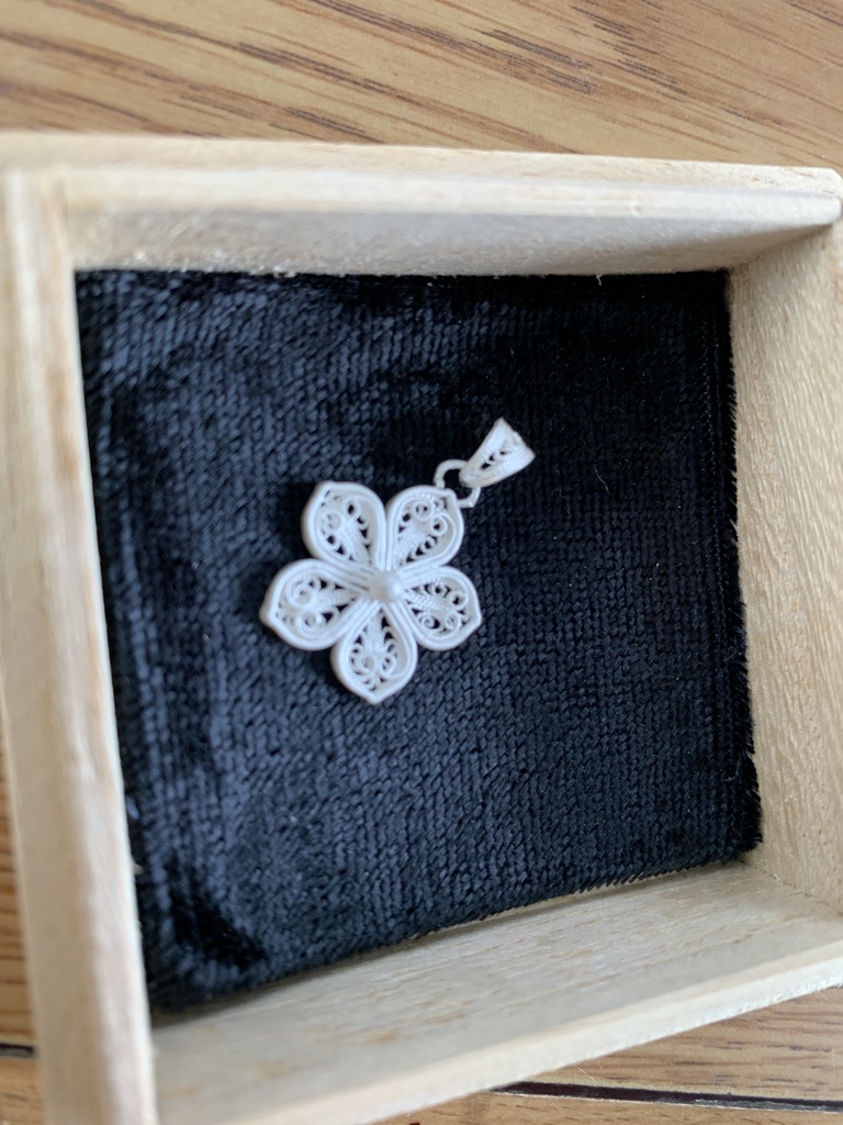 唐花紋様銀線細工ペンダントトップ